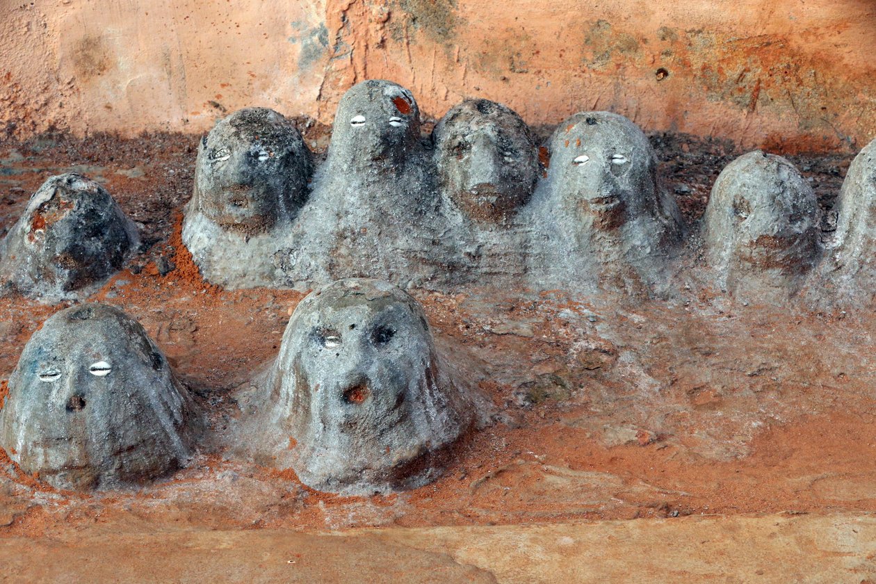 Voodoo fetischer vid ingången till ett kloster. Togoville, Togo av Unbekannt