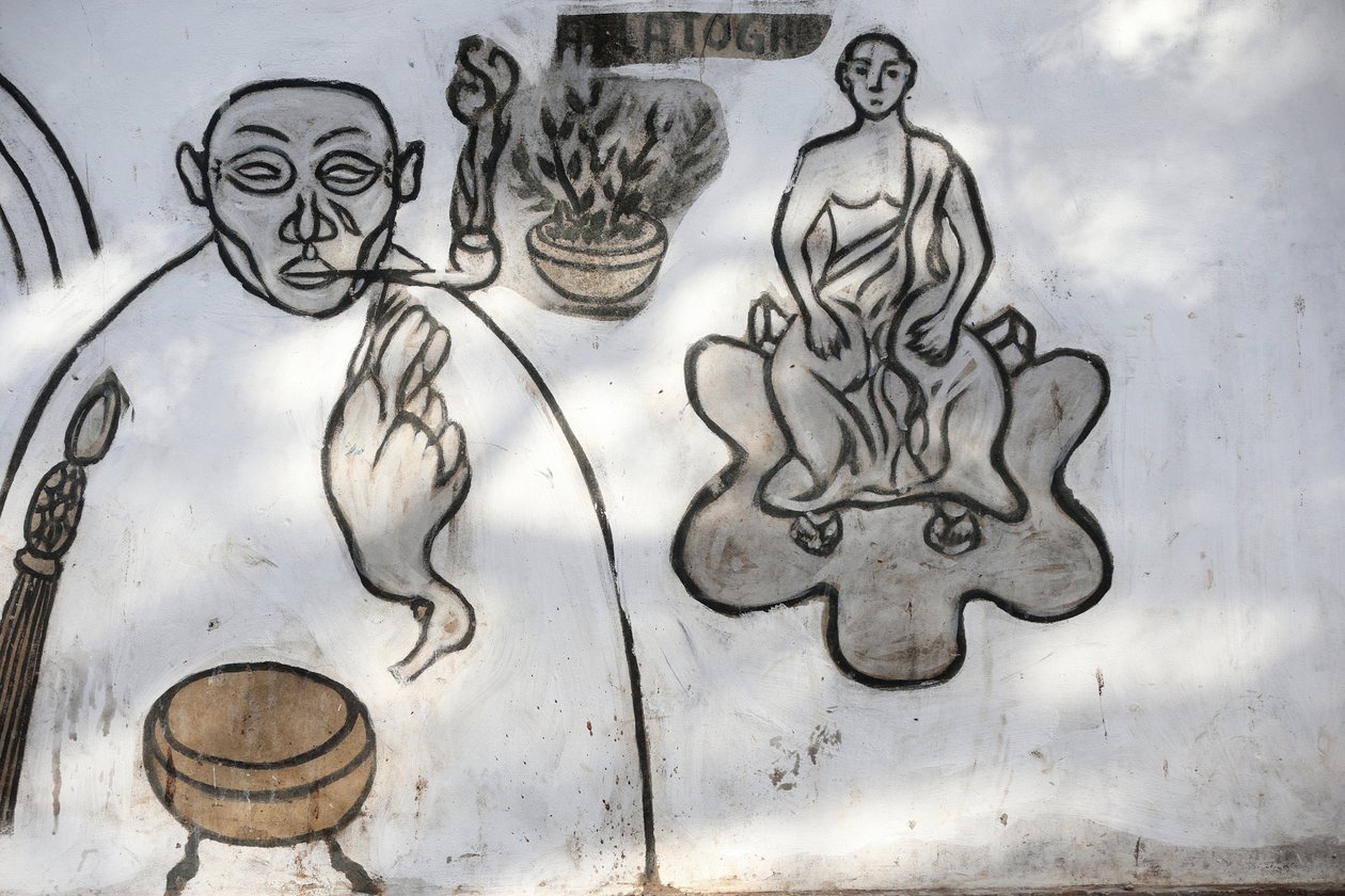 Voodoo väggmålning på Akodessewa Fetish Market, känd som världens största voodoomarknad. Lomé, Togo av Unbekannt
