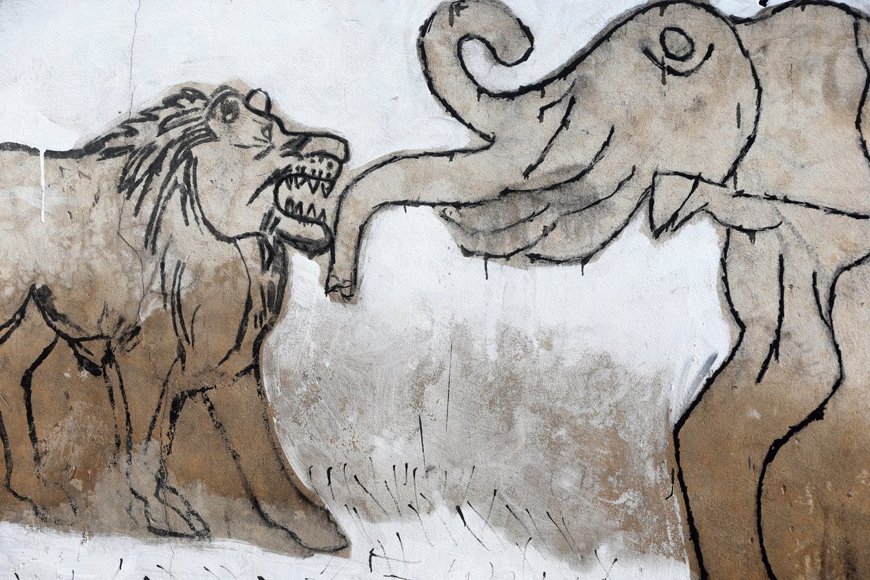 Voodoo väggmålning på Akodessewa Fetish Market, känd som världens största voodoomarknad. Elefant och lejon. Lomé, Togo av Unbekannt