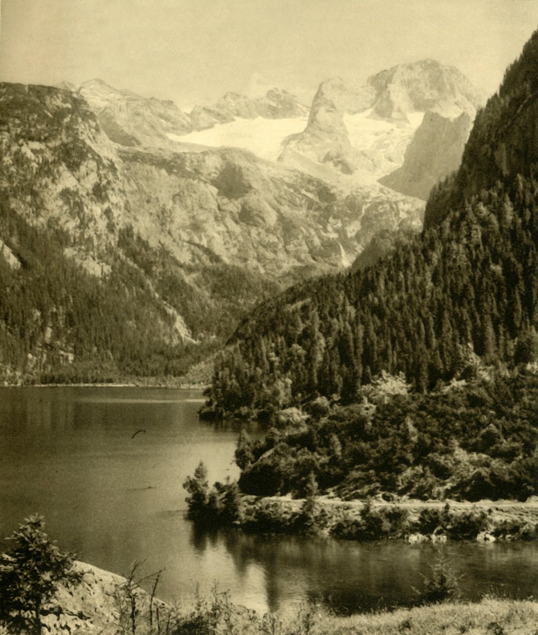 Vorderer Gosausee och Dachsteinbergen, Oberösterreich, c1935. av Unbekannt