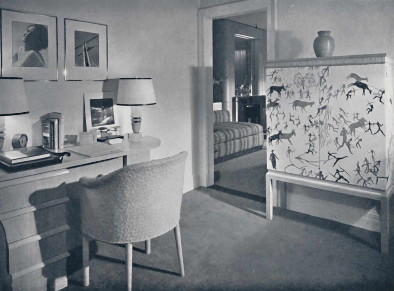 W. & J. Sloane. Fotografers hobbyrum som visar ett skrivbord i naturlig ek, ett handvävt överdrag på t av Unbekannt