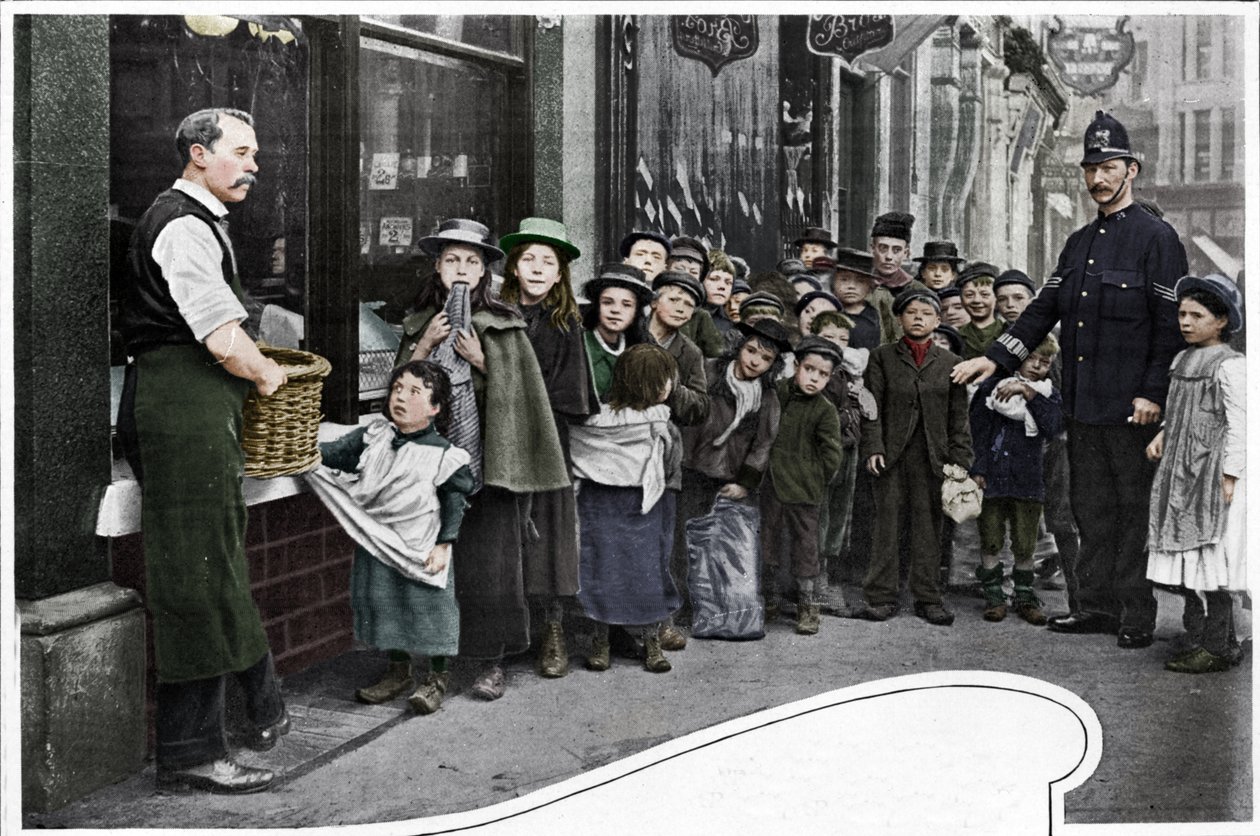 Väntar på matpaket, Cheapside, c1903 1903 av Unbekannt