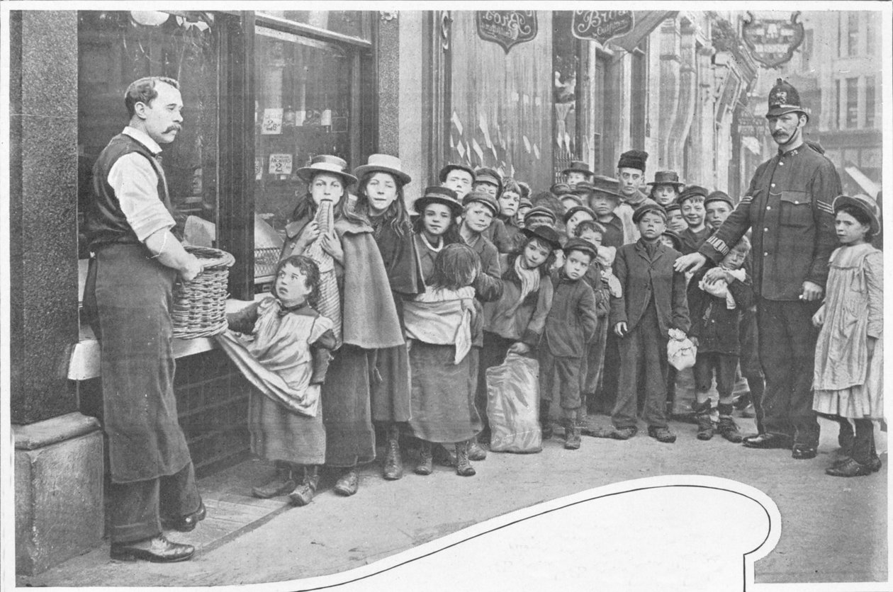 Väntar på matpaket, Cheapside, c1903 1903 av Unbekannt