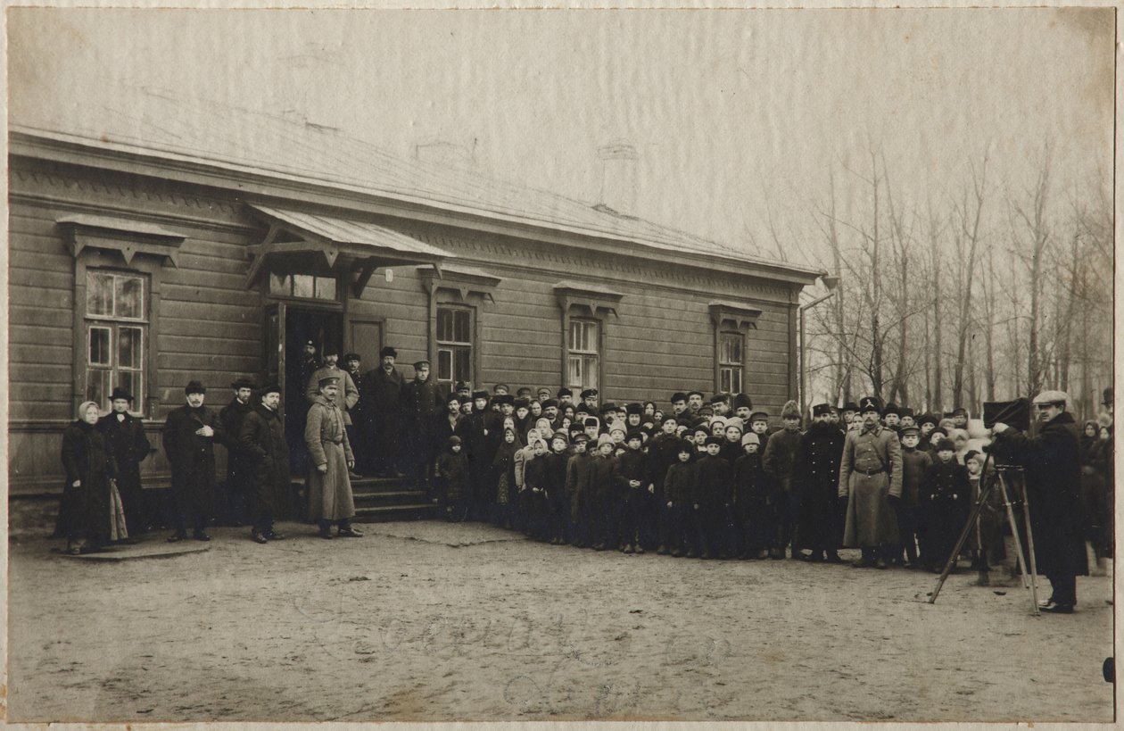 Väntar på borttagande av Leo Tolstojs kropp vid Astapovo-stationen, 20 november 1910, 1910 av Unbekannt