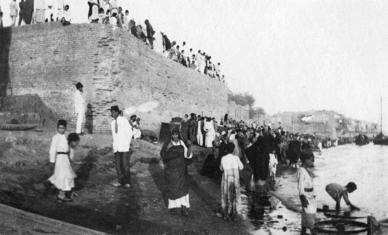Väntar på att trupppråmarna ska anlända, Tigrisfloden, Bagdad, Irak, 1917-1919 av Unbekannt