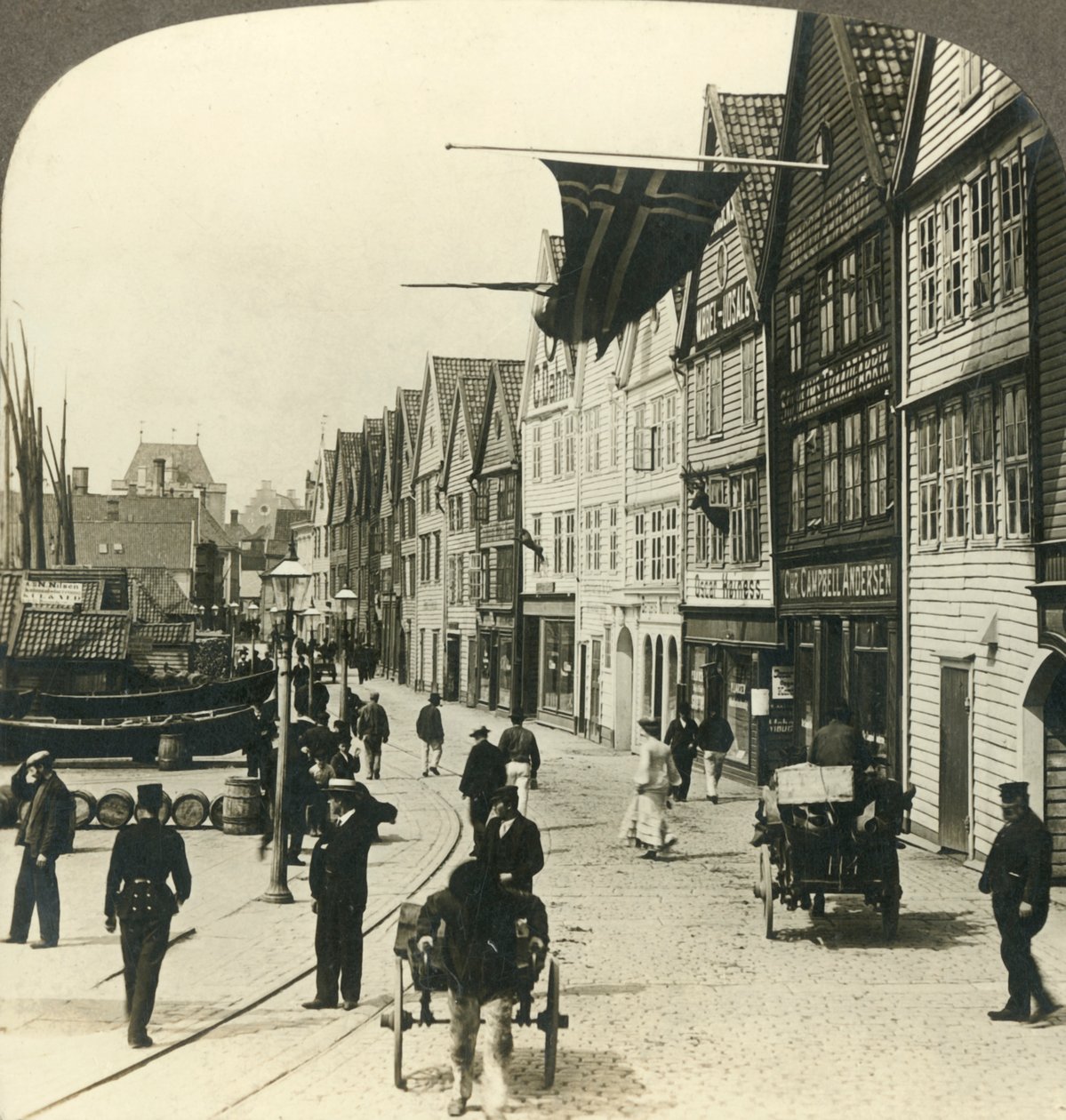 Lager längs kajen i gamla stan i Bergen, i århundraden Norges stora fiskmarknad, c1905. av Unbekannt