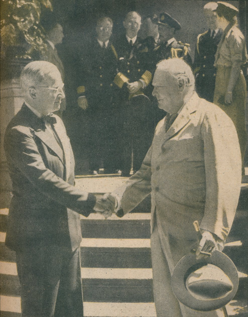 Varmt handslag mellan premiärminister och president, 1945 av Unbekannt