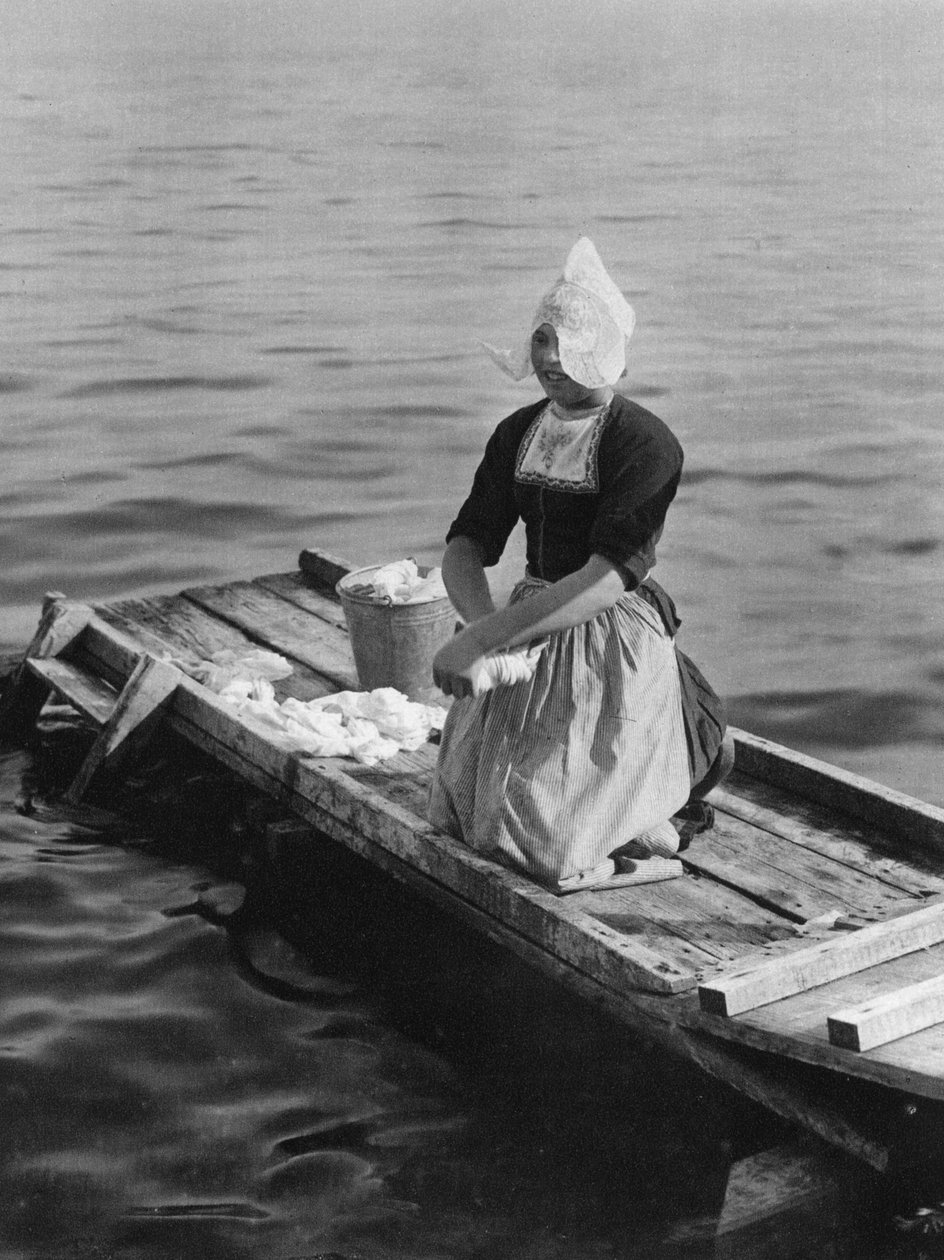 Tvätt i Zuider Zee, Volendam, Nederländerna, c1934 av Unbekannt