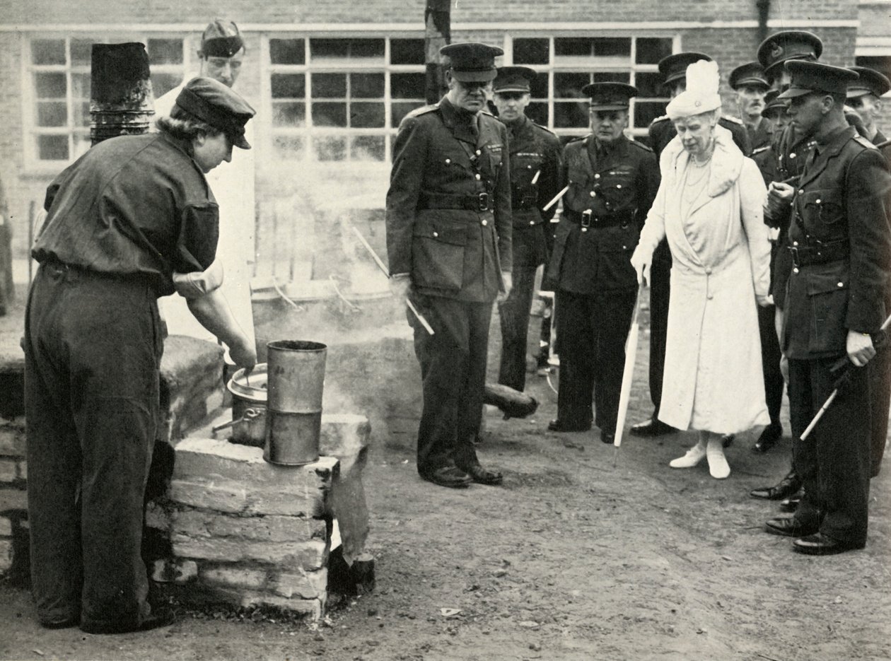 Tittar på A.T.S. flickor på jobbet...Army School of Cookery i Aldershot, c1941, 1951. av Unbekannt