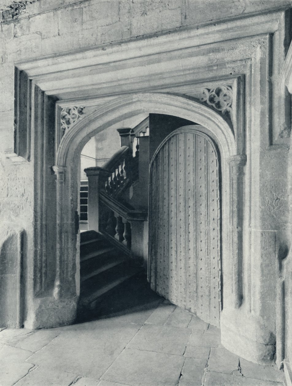 Waynfletes norra dörr, med 1600-talstrappan till Upper School och Antechapel, 1926 av Unbekannt