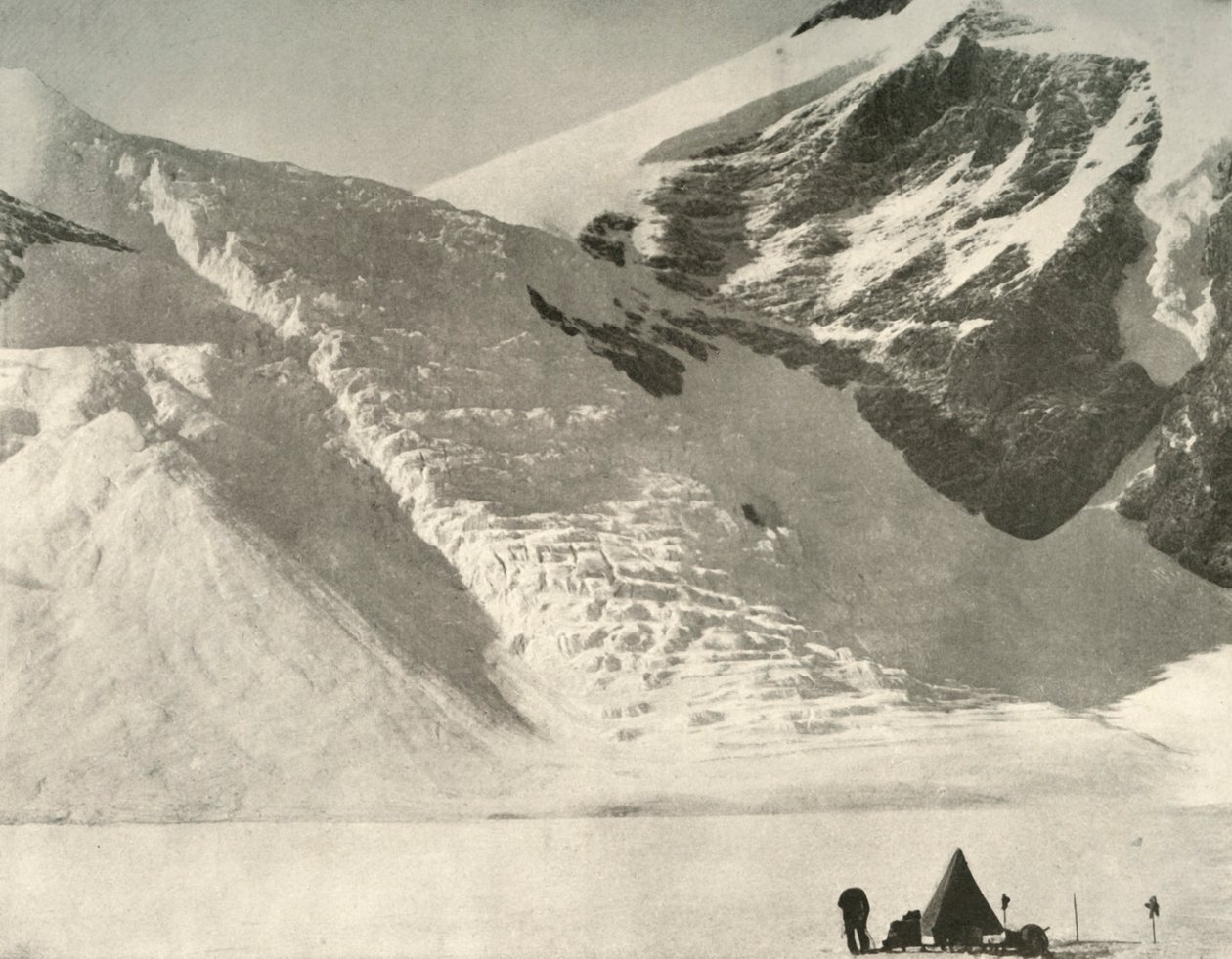 Western Partys läger den 28 december nedanför en hängande glaciär vid katedralens klippor, 1909 av Unbekannt