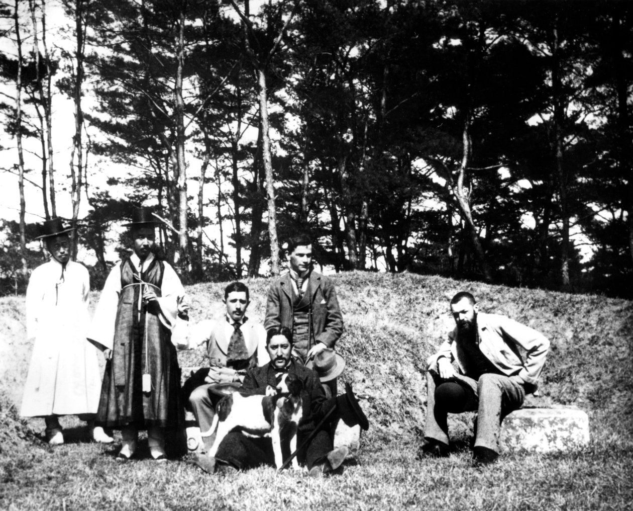 Västerländska besökare med lokalbefolkningen, Nam San, Korea, 1900 av Unbekannt