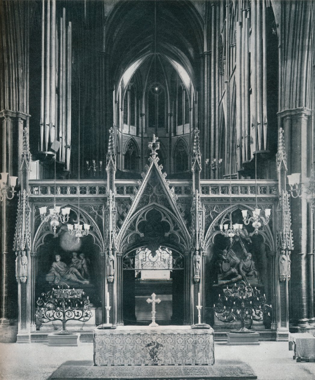 Westminster Abbey, London, visar Benno Elkans Gamla Testamentet och Nya Testamentets kandelabrar, c1942 av Unbekannt