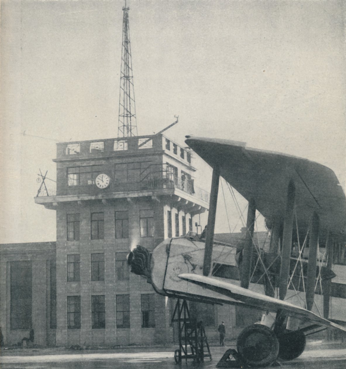 Där officerare på en stor flygplats håller kontakt med de flygande piloterna, c1935 av Unbekannt