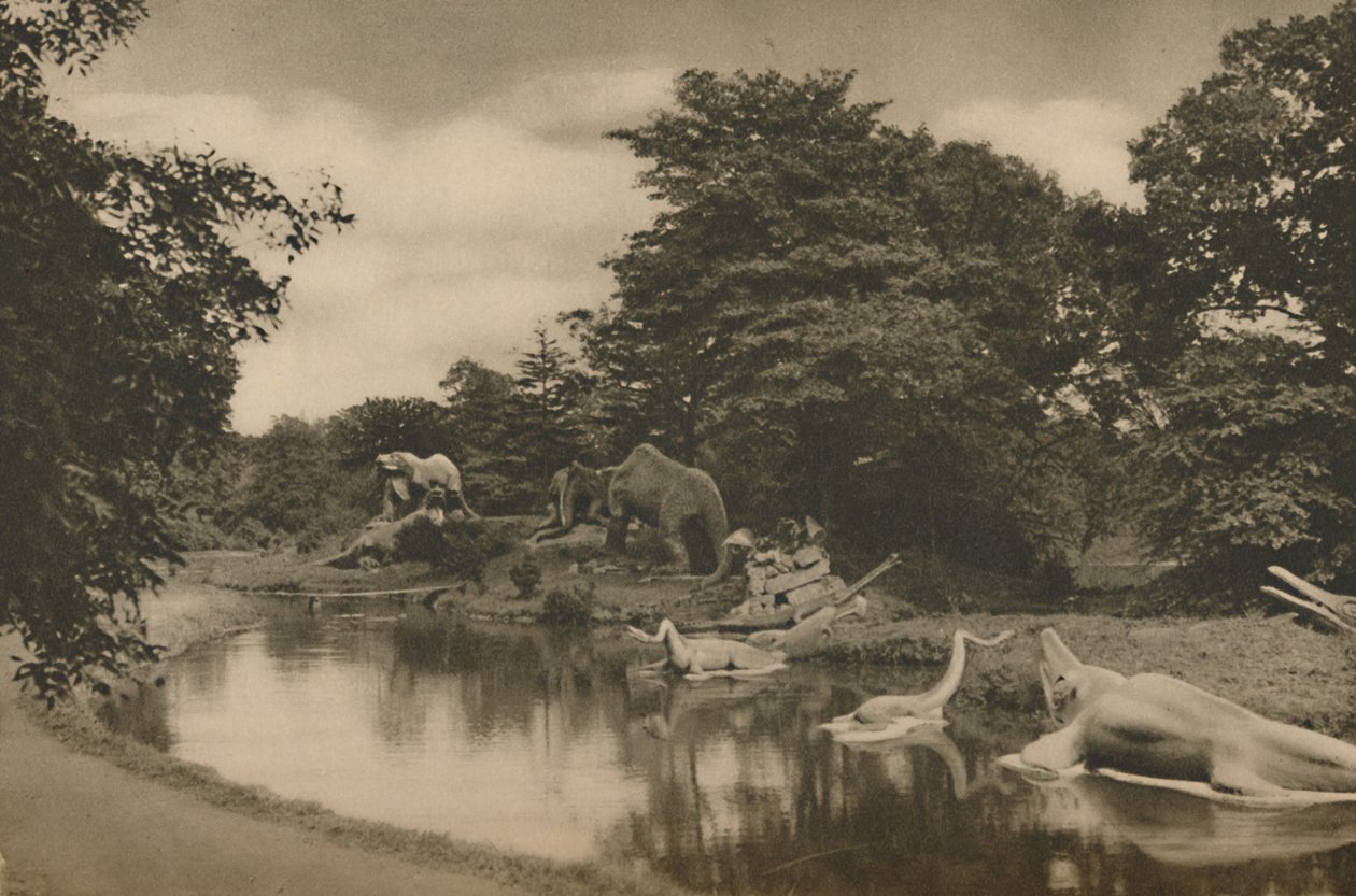 Där förhistoriens odjur lurar vid sjön på Palace Grounds, c1935. av Unbekannt