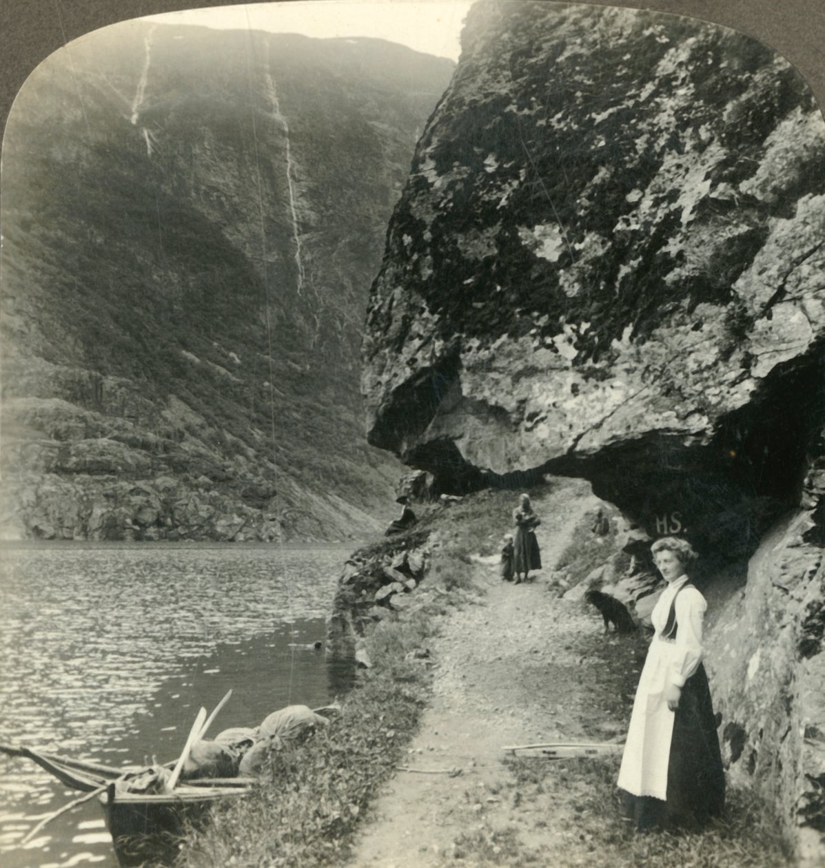 Där vägen kryper under de utskjutande klipporna vid vattnet i Nerofjorden, Norge, c1905. av Unbekannt