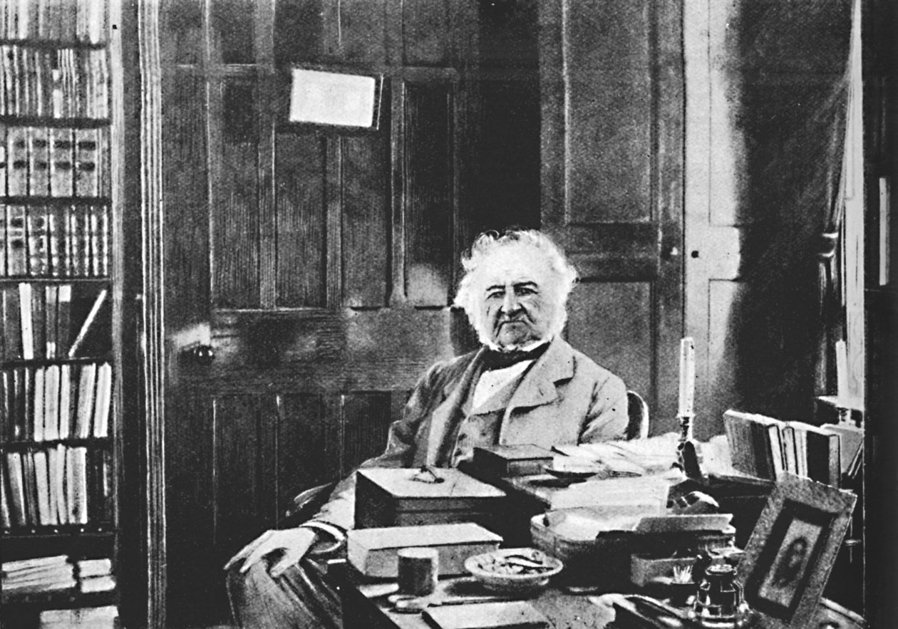 William Gladstone - The Grand Old Man sitter vid sitt studiebord, c1925 av Unbekannt