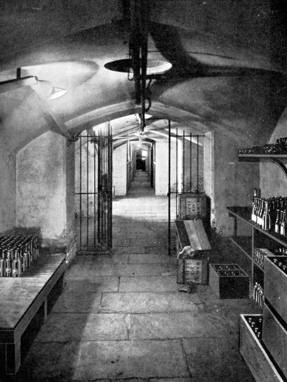 Vinkällare i House of Commons, Westminster, c1905 av Unbekannt