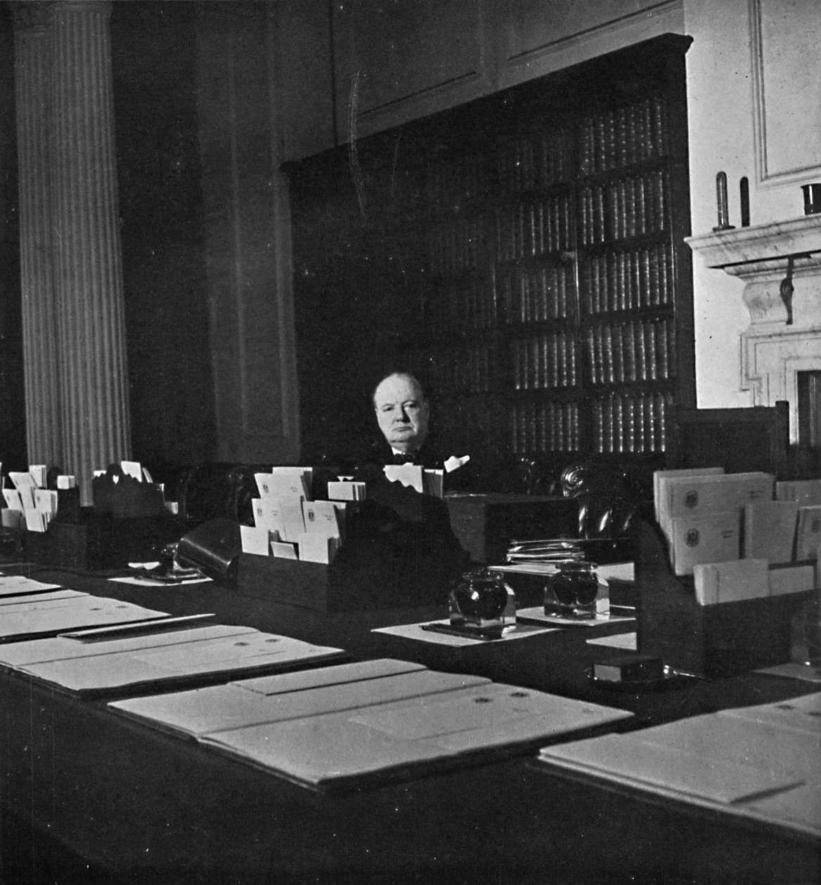 Winston Churchill i kabinettsrummet på Downing Street 10, c1940-talet, 1945 av Unbekannt