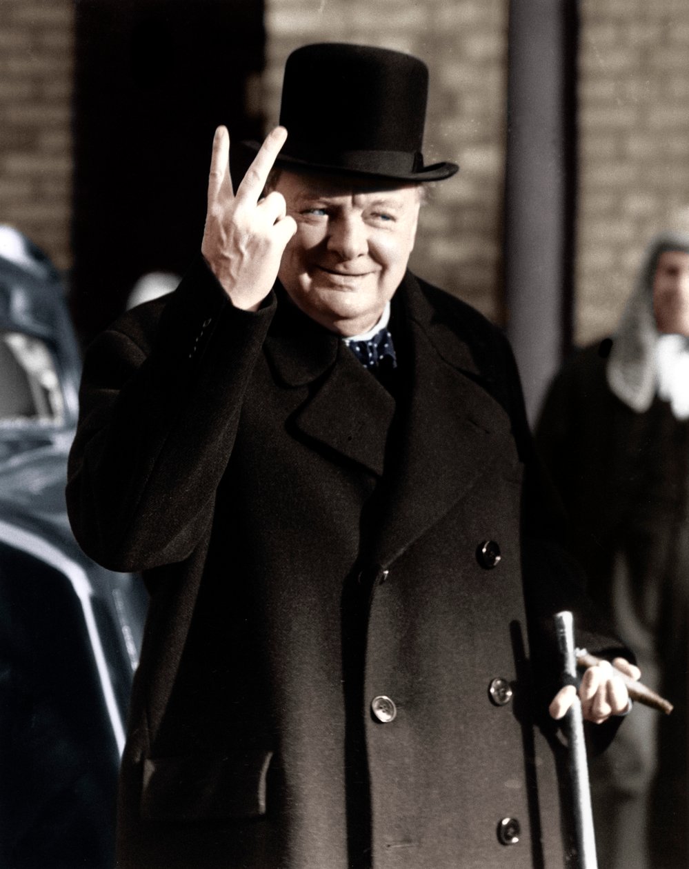 Winston Churchill gör sitt berömda V for Victory-tecken, 1942 av Unbekannt