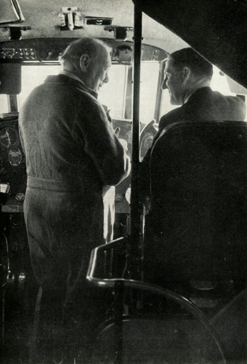 Winston Churchill pratar med kapten Shakespeare på flygbåten Berwick, c1939-c1944 1946. av Unbekannt