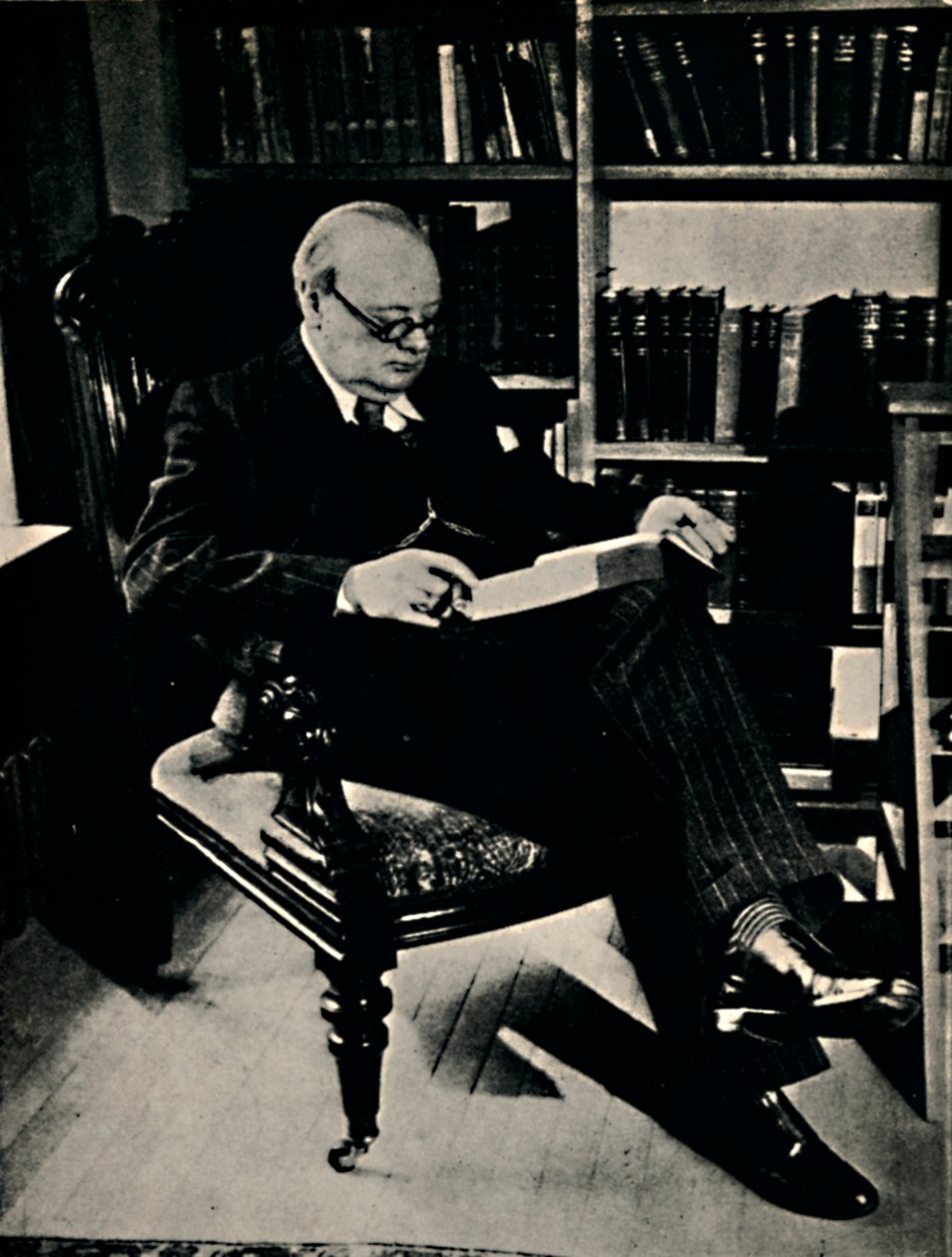 Winston Spencer Churchill i hans bibliotek, 1945. av Unbekannt