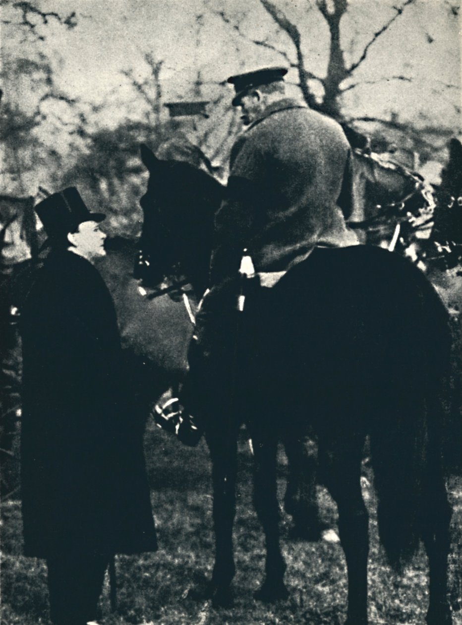 Med kung George V vid militära övningar, 1913, 1945. av Unbekannt