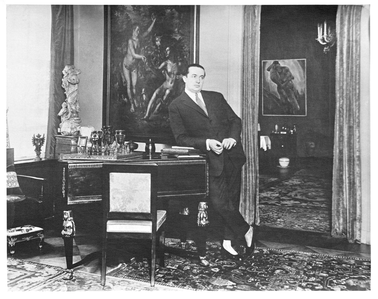 Wolfgang Gurlitt i studien i hans galleri vid Potsdamer Strasse, Berlin, ca. 1925. av Unbekannt