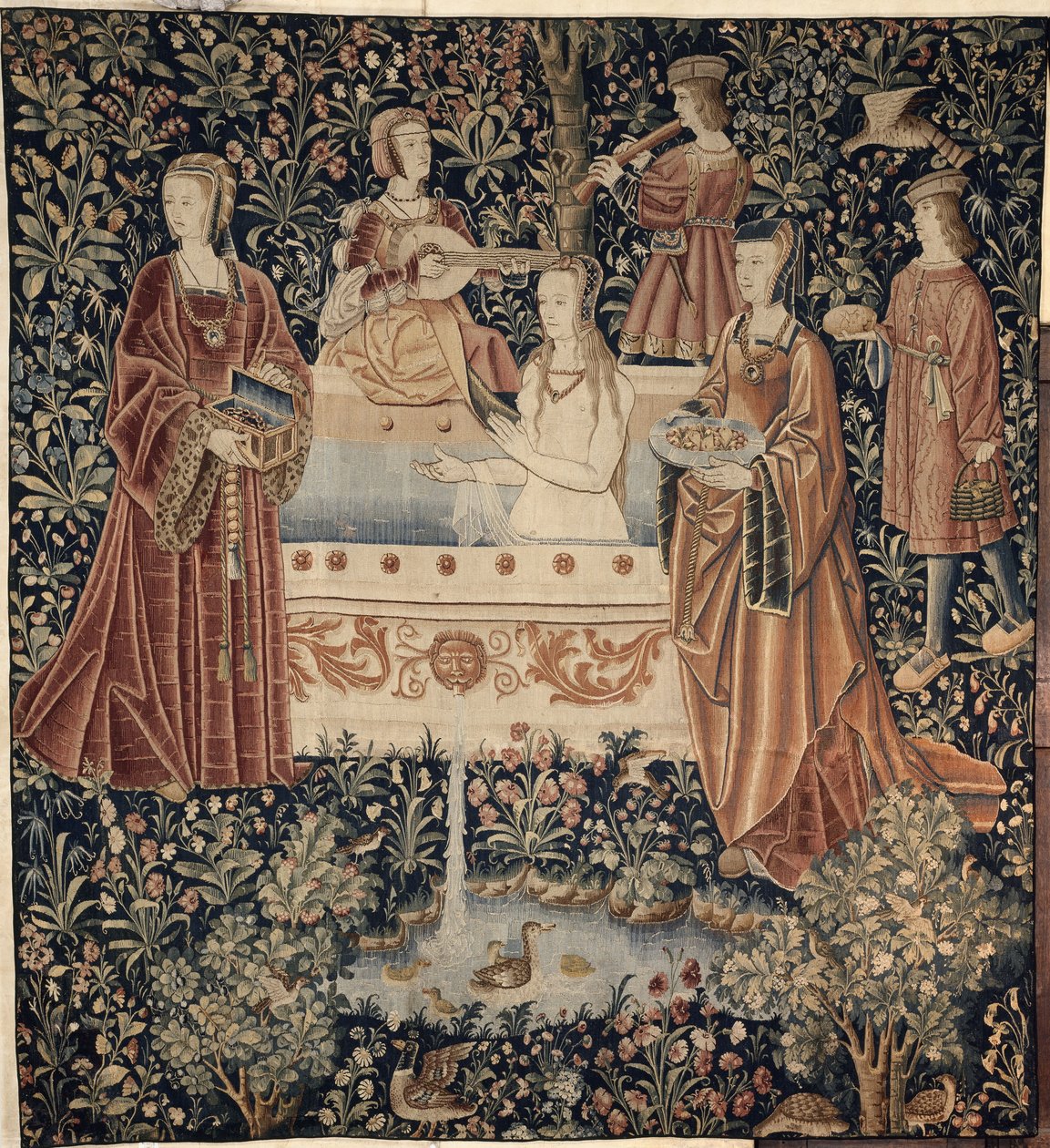 Kvinna som badar omgiven av skötare Tapetserie La Vie Seigneuriale, ca. 1500 av Unbekannt