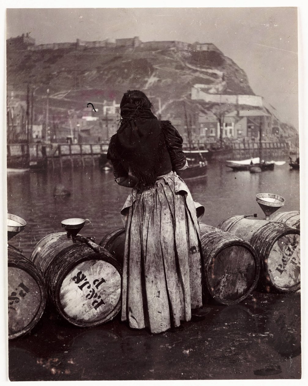 Kvinna och fat, Whitby Harbour, c 1905 av Unbekannt