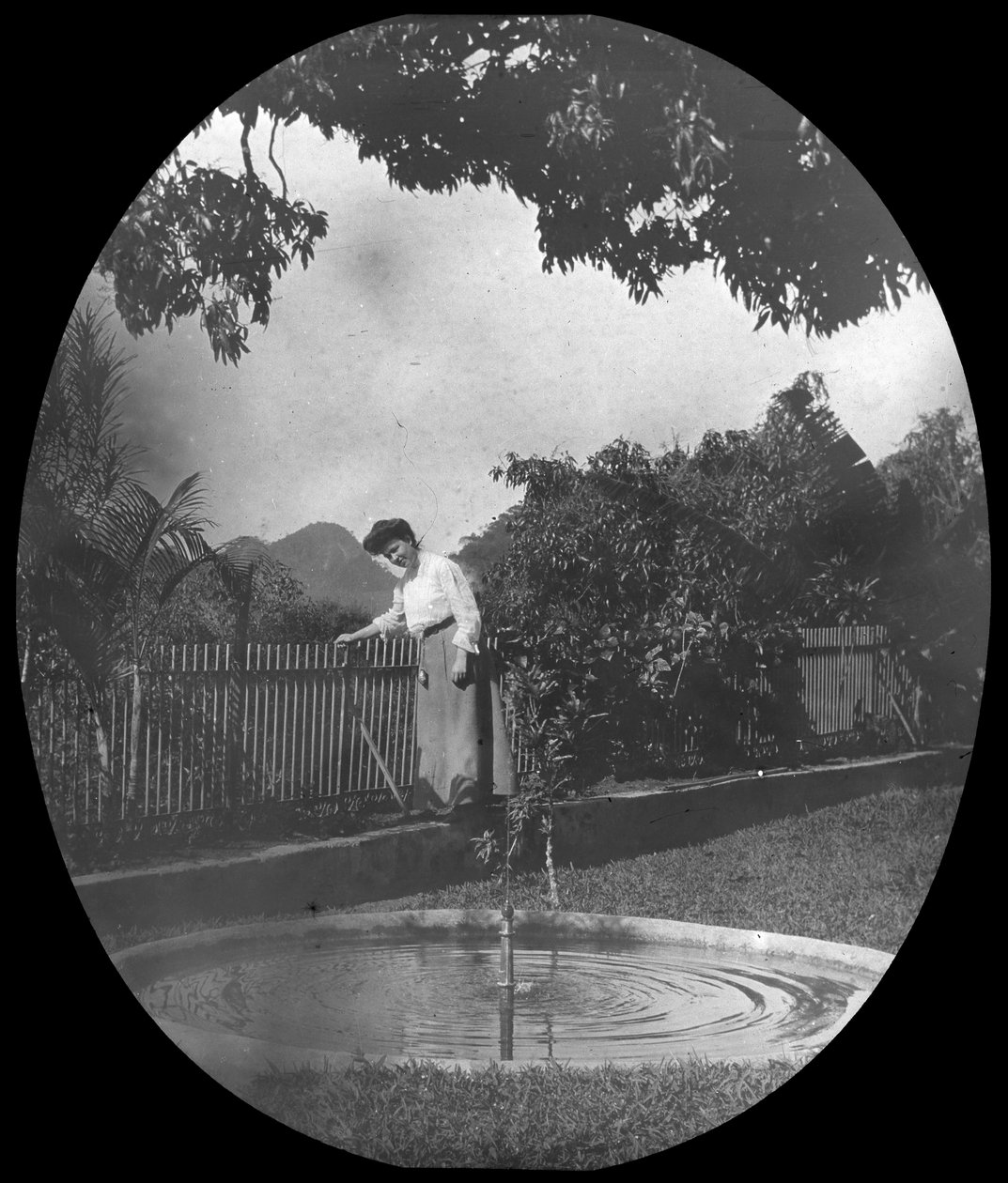 Kvinna vid en damm i en trädgård, Rio de Janeiro, Brasilien, sent 1800- eller tidigt 1900-tal av Unbekannt