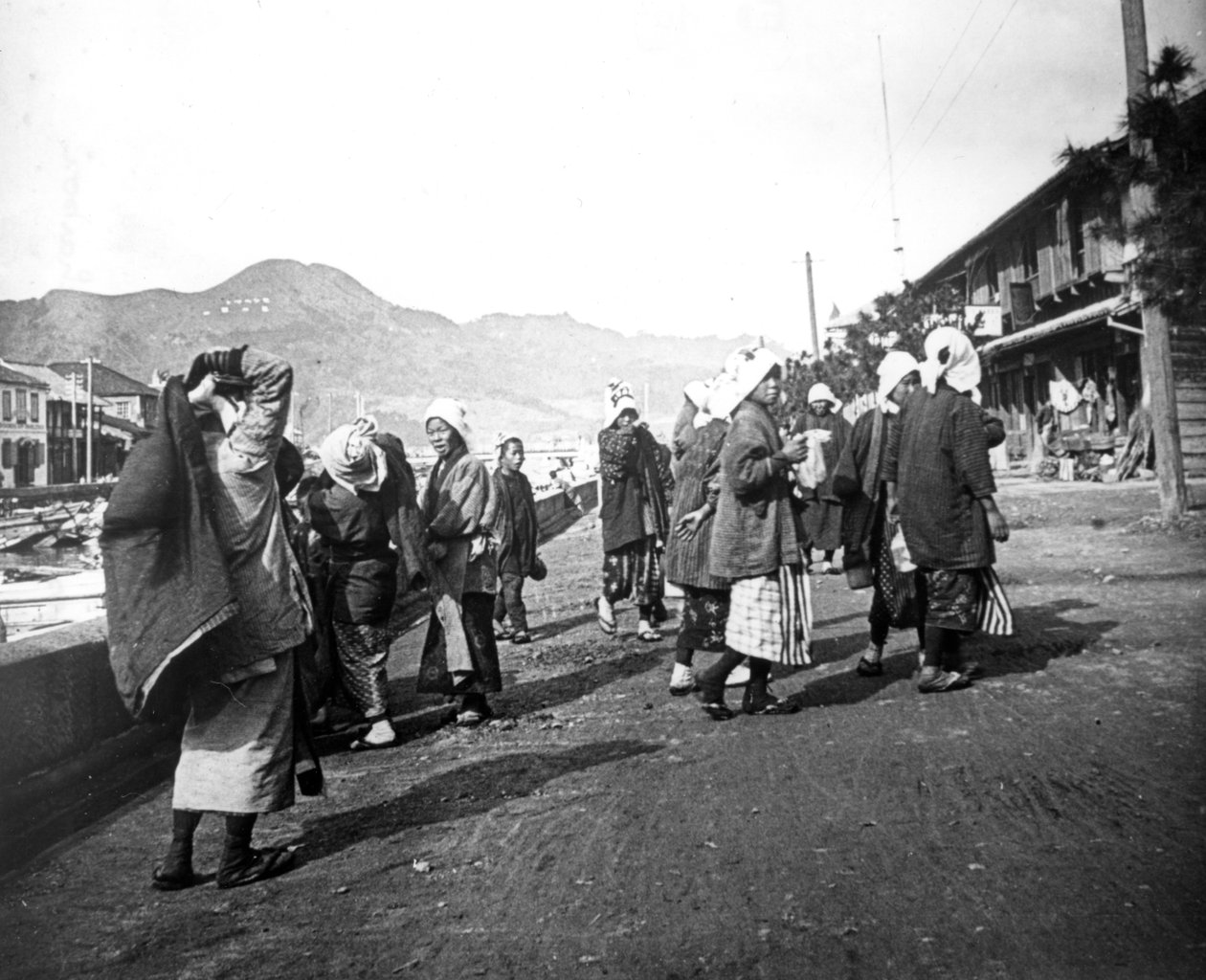Kvinna som bär massor av kol, Nagasaki, Japan, c1900 av Unbekannt