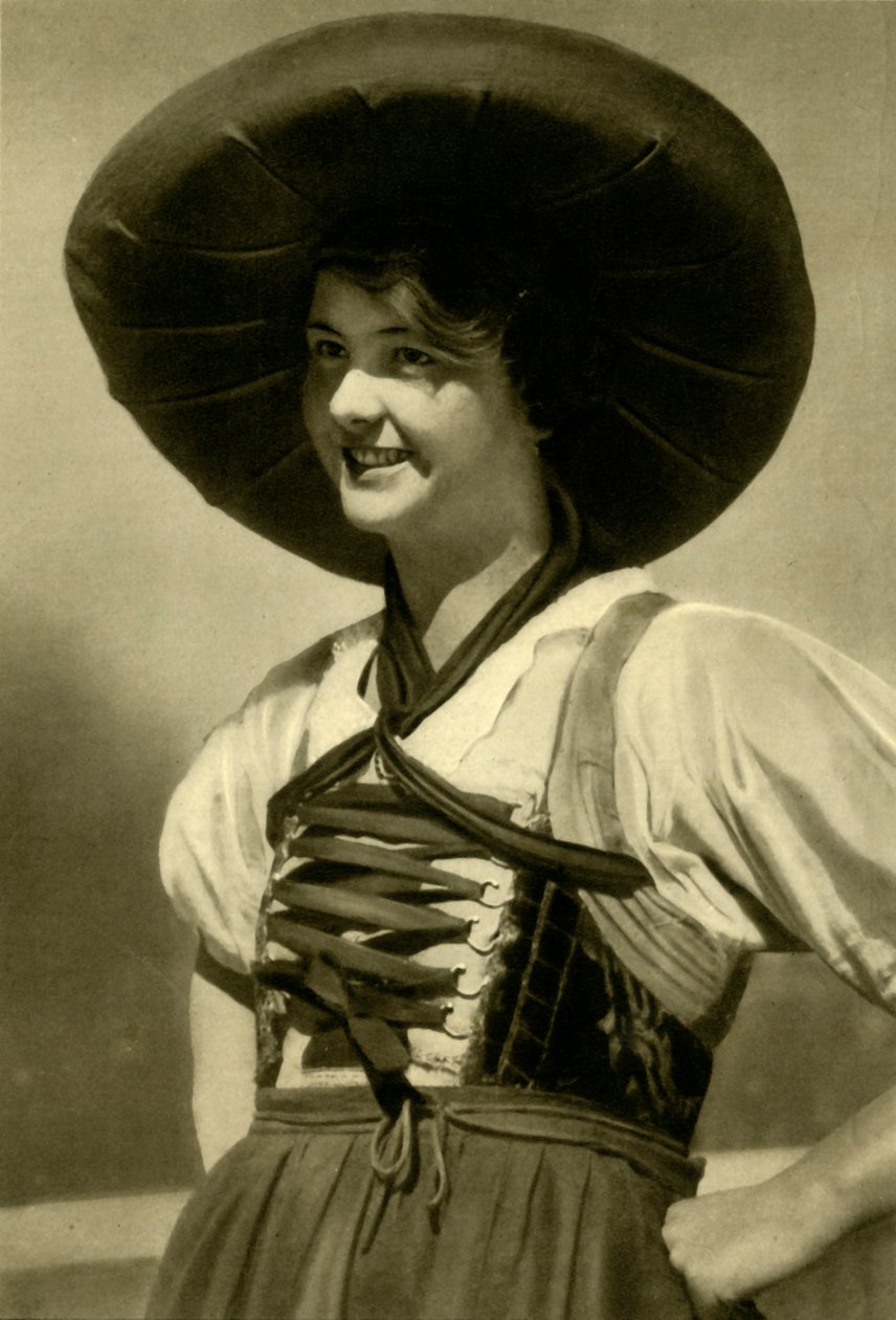 Kvinna i traditionell dräkt, Tyrolen, Österrike, c1935. av Unbekannt