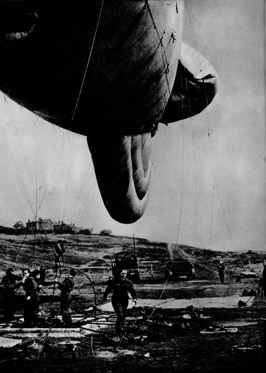 Kvinna från WAAF som hanterar en spärrballong, 1943 av Unbekannt