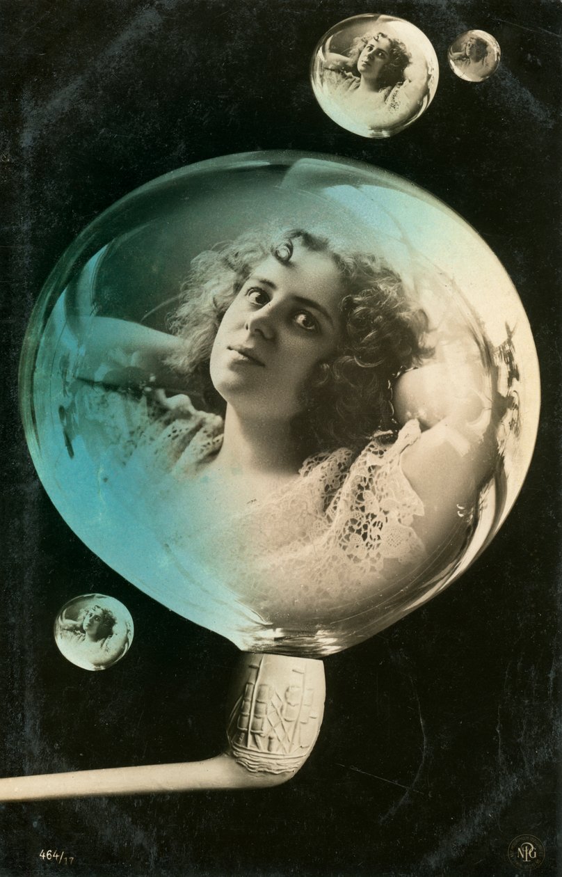 Kvinna reflekterad i en bubbla, vykort, c1890-c1909 av Unbekannt