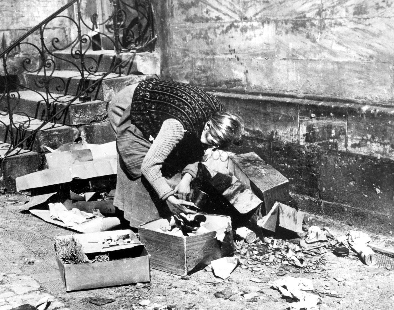 Kvinna som letar efter mat, Bayreuth, Tyskland, april 1945 av Unbekannt