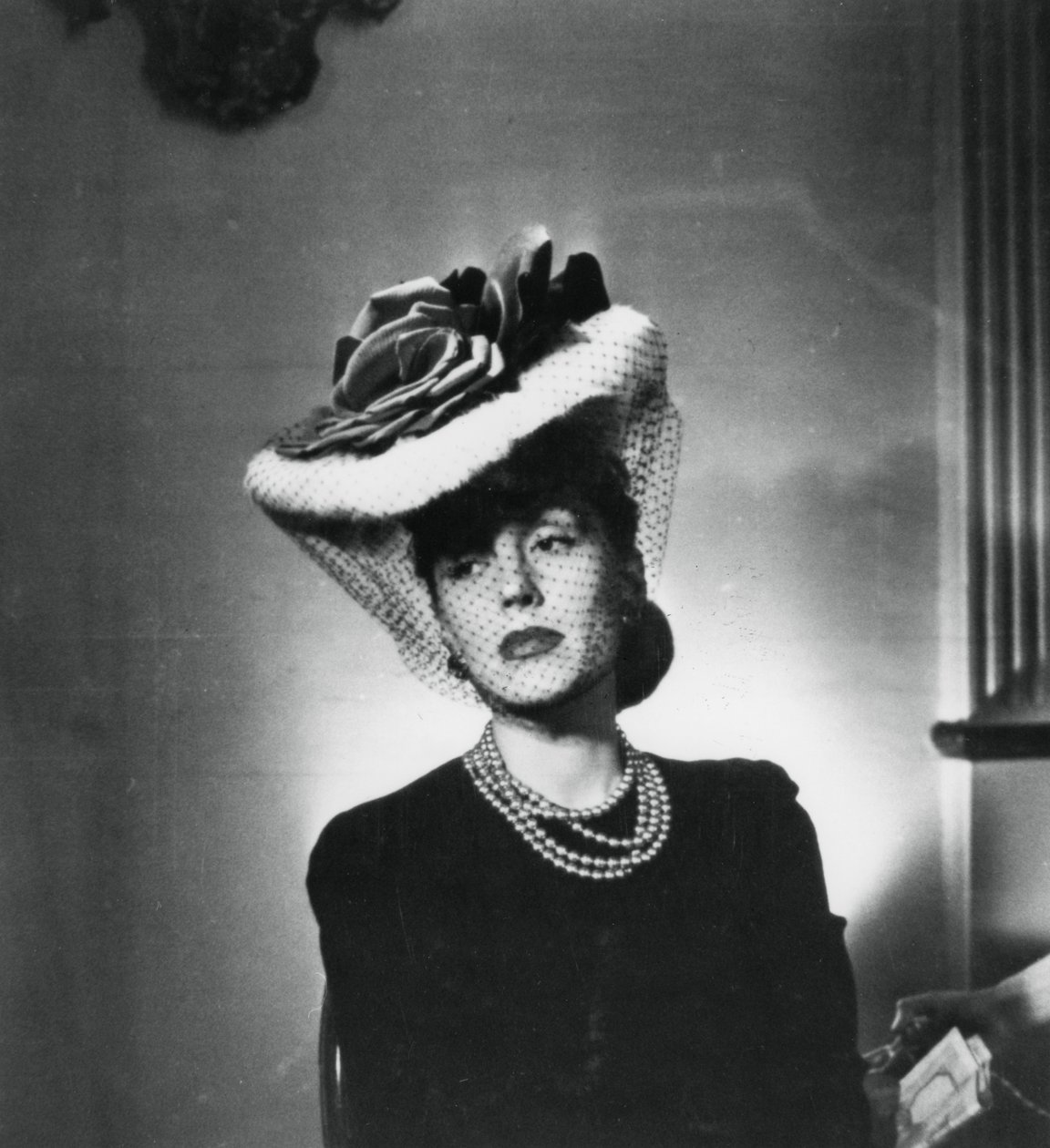 Kvinna som bär hatt och slöja av den franska modedesignern Jacques Fath, Frankrike, 1943 av Unbekannt
