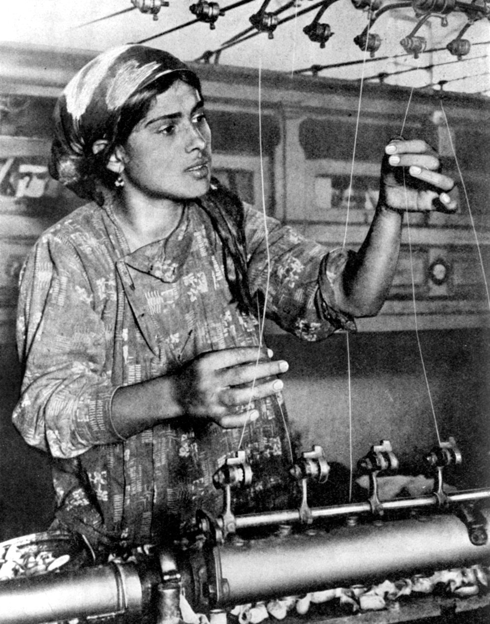 Kvinna som arbetar i sidenindustrin, Samarkand, Uzbekistan, 1936 av Unbekannt