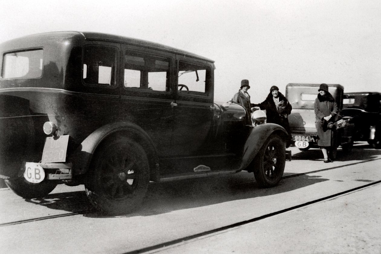 Kvinnor och parkerade bilar, 1930 av Unbekannt