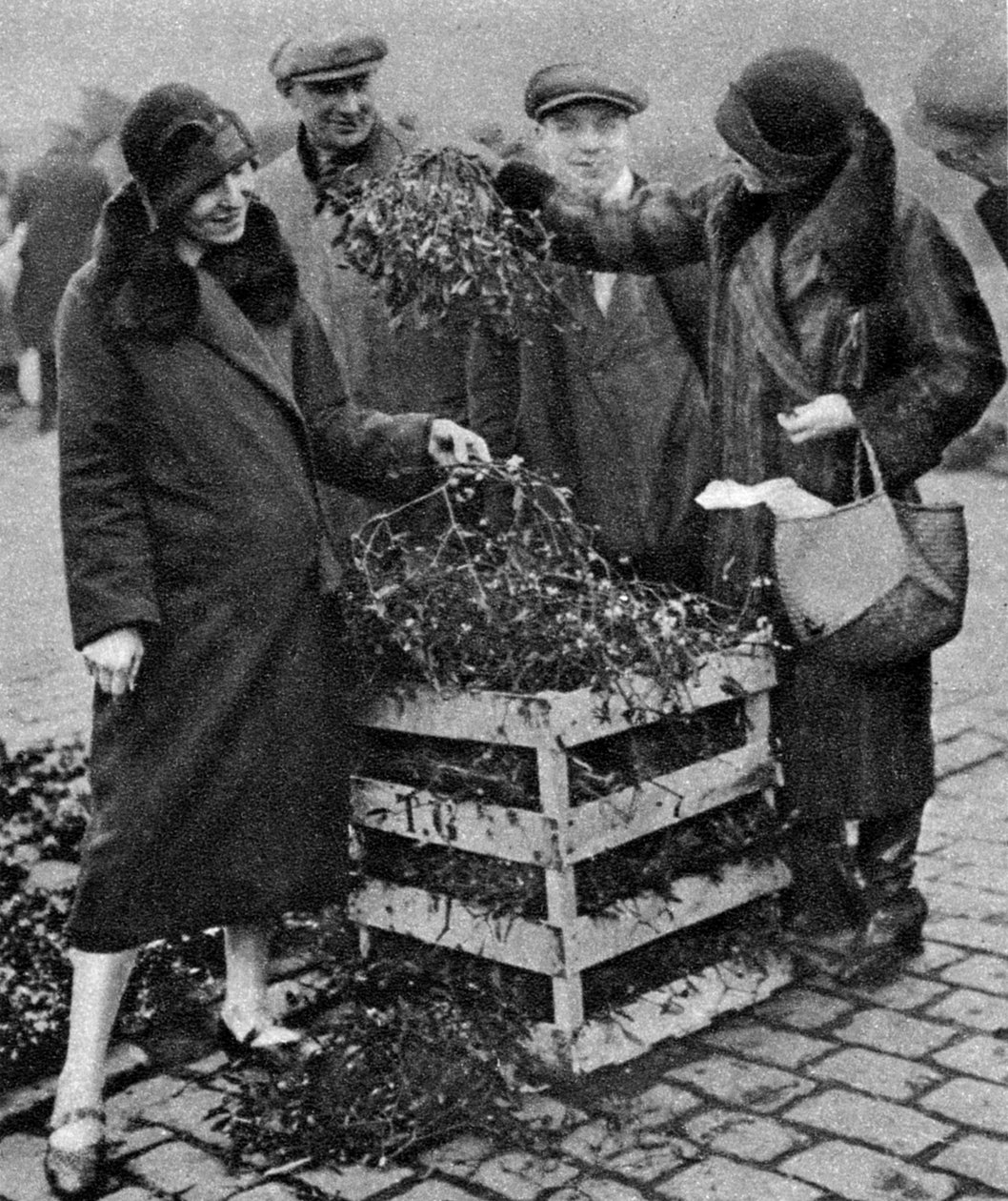 Kvinnor som väljer mistelklasar, Caledonian Market, London, 1926-1927 av Unbekannt