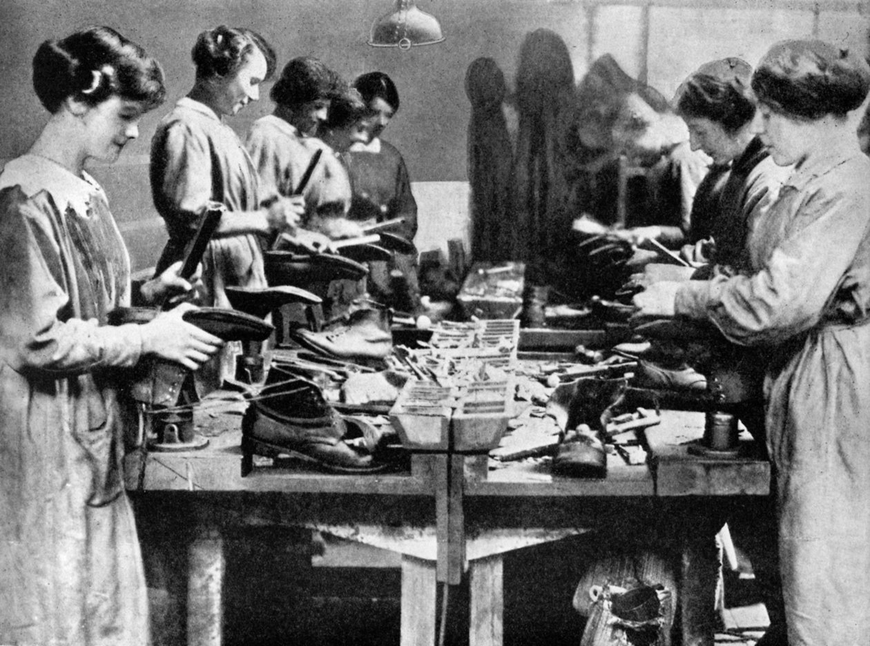 Kvinnliga skomakare som reparerade skor för krigsinsatsen, 1914-1918 1936 av Unbekannt