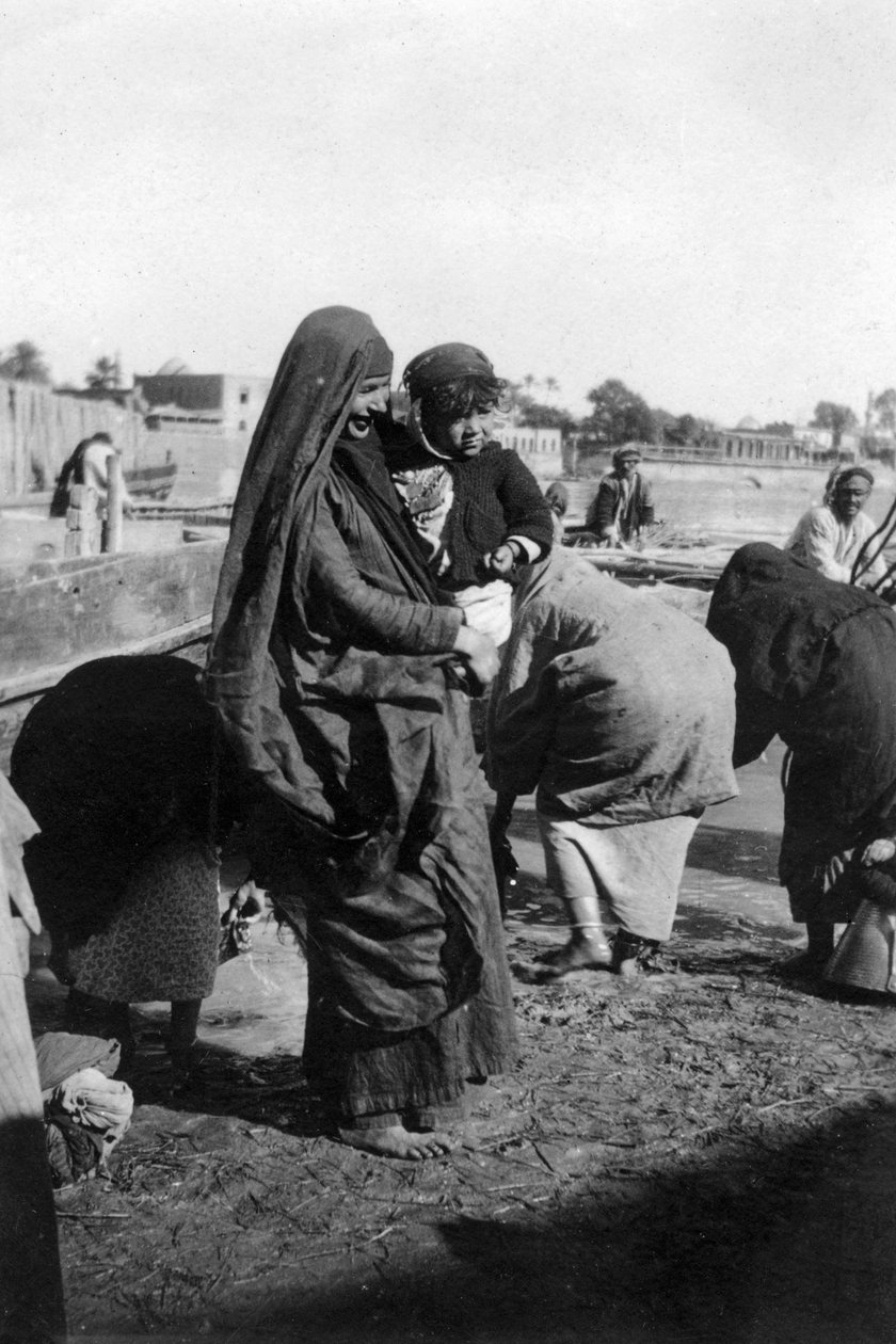 Kvinnor samlar vatten vid Tigrisfloden, Bagdad, Irak, 1917-1919 av Unbekannt
