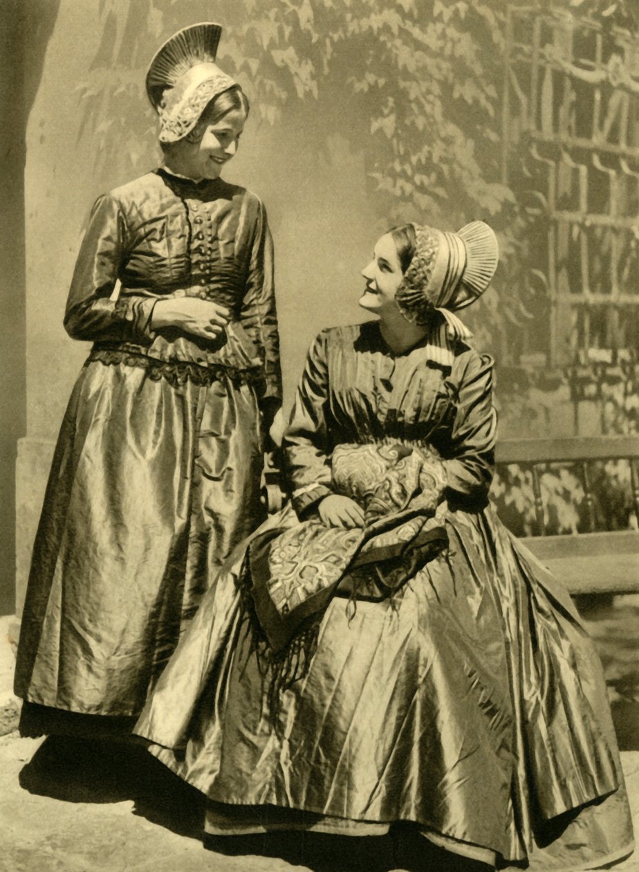 Kvinnor i traditionell dräkt, Niederösterreich, c1935. av Unbekannt