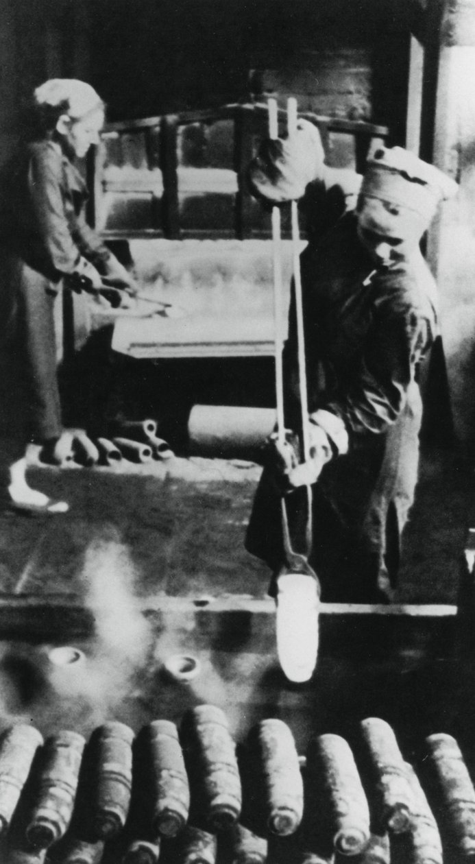 Kvinnor som tillverkar skal i en rysk fabrik, andra världskriget, 1943 av Unbekannt