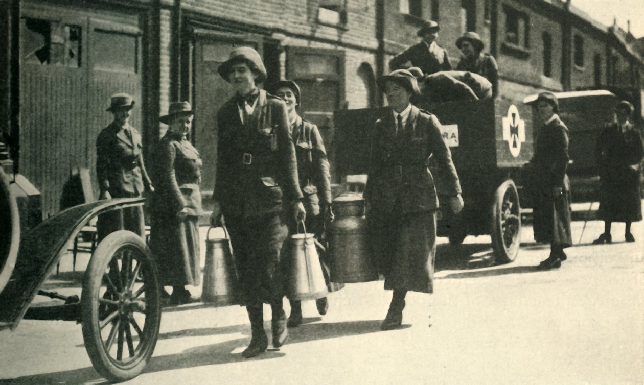 Kvinnliga reservister som levererar mjölk till ett sjukhus, första världskriget, c1914-1918, c1920. av Unbekannt