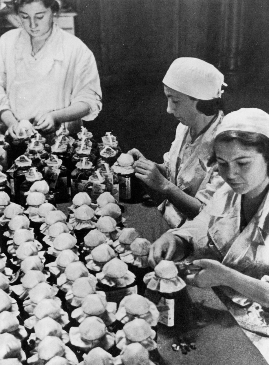 Kvinnor förseglar flaskor med donerat blod, andra världskriget, Moskva, 1941 av Unbekannt