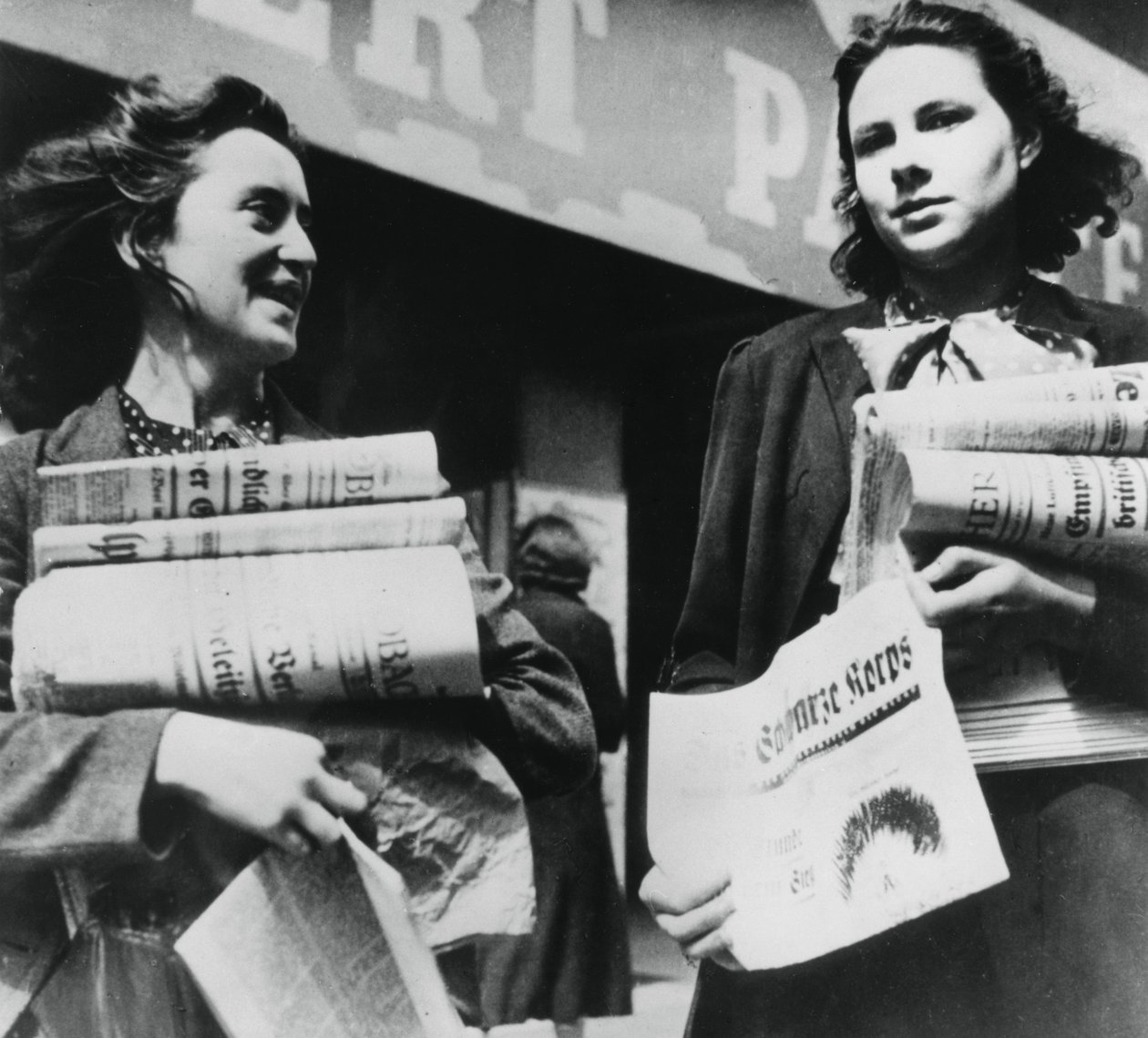 Kvinnor som säljer tyska tidningar, tyskockuperade Paris, 19 juli 1940 av Unbekannt