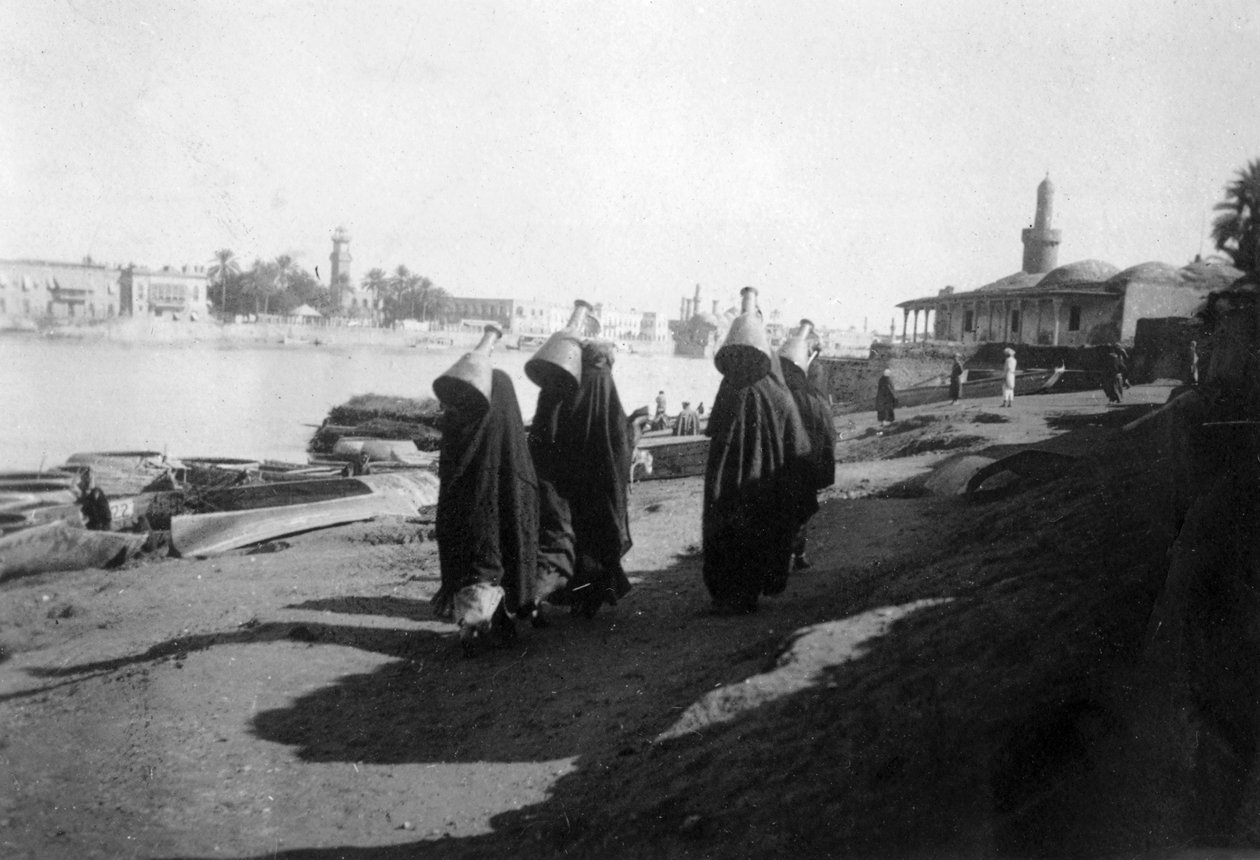 Kvinnliga vattenbärare, floden Tigris, Bagdad, Irak, 1917-1919 av Unbekannt