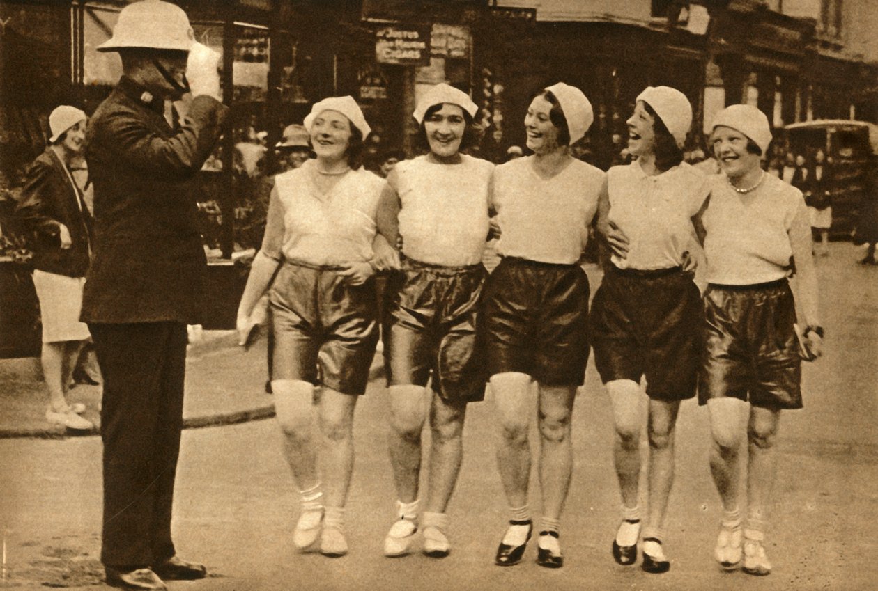 Kvinnor i shorts, 1930, 1933. av Unbekannt