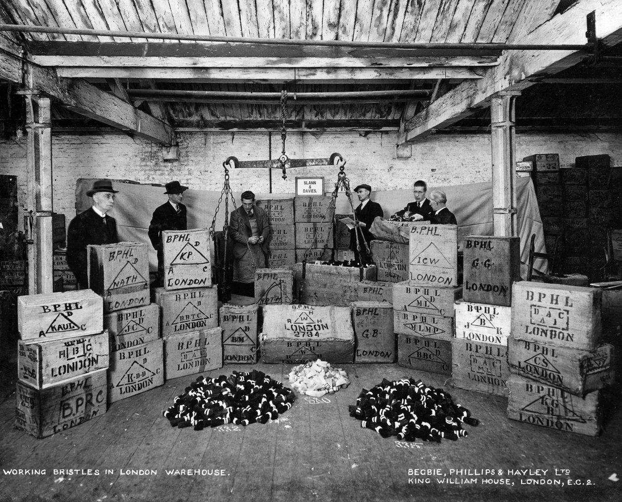 Arbetar med borst i ett lager, London, 1938 av Unbekannt